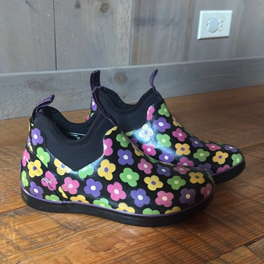 Bogs Mattie Posie rain booties Size 6 Black with multicolor floral print Size 6